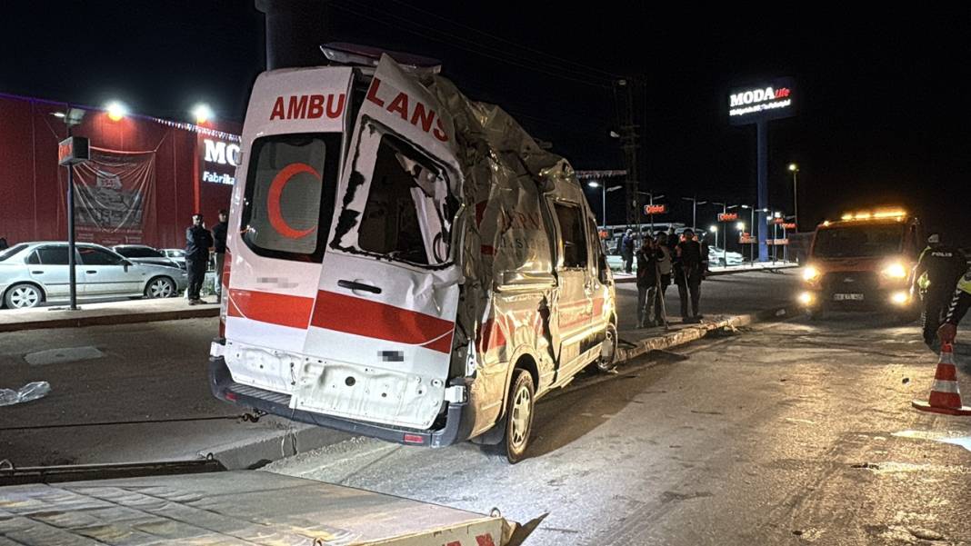 Kahreden kaza! Kavşakta çarpıştılar 4